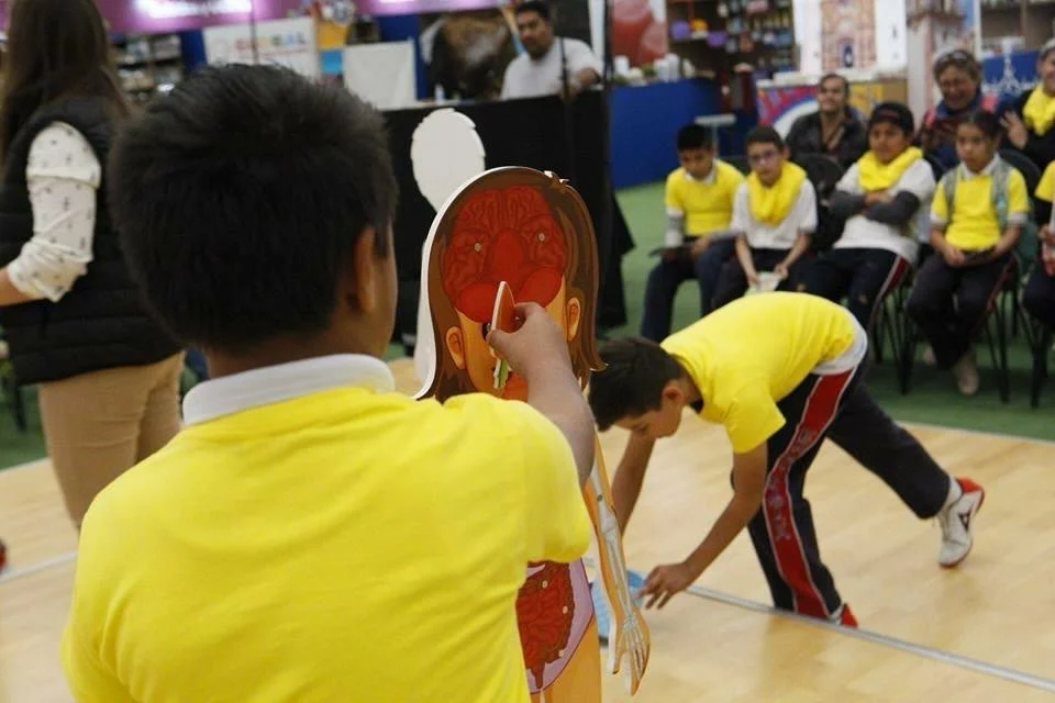 Niños participando en una actividad de educación alimentaria
